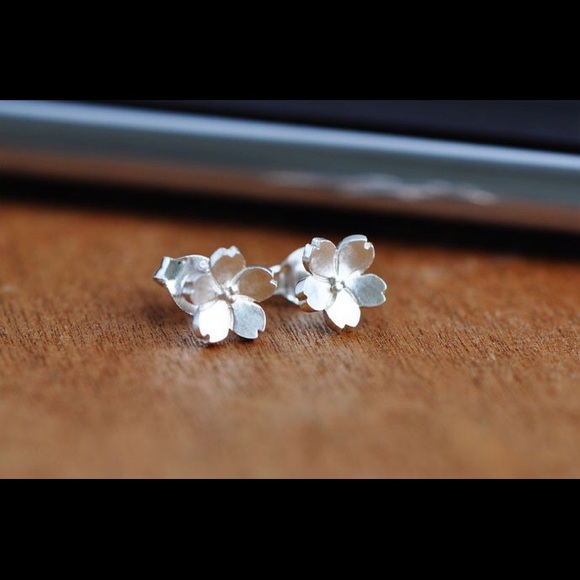Flower Stud Earrings - Picture 3 of 4